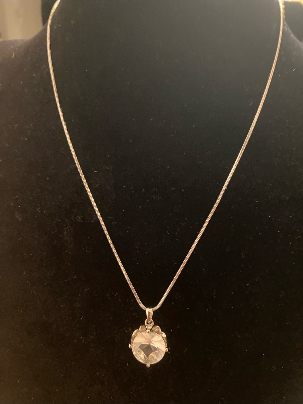 Elegant Round Crystal Pendant Necklace - Silver